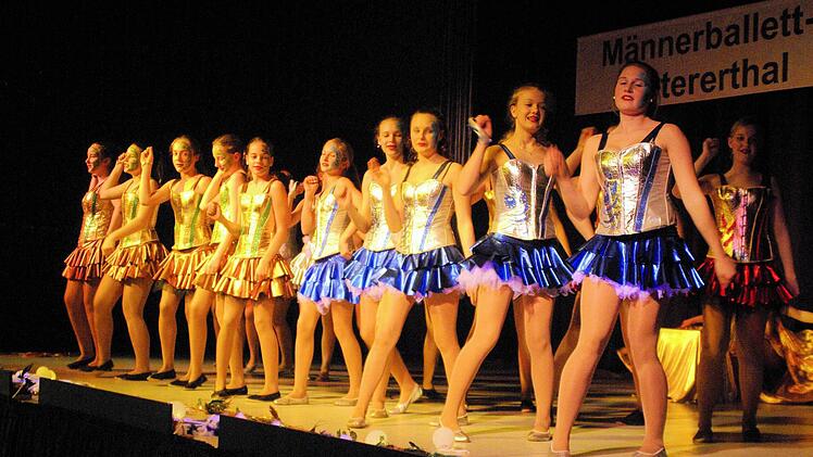 Turnier für Männerballett in Untererthal. Auch Mädels durften eine Einlage geben.
