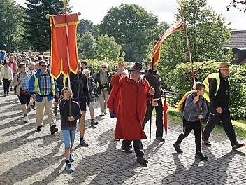 Ein herzliches Winken beim Einzug gehört für die Würzburger Wallfahrer dazu.  Foto: Marion Eckert