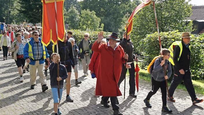 Ein herzliches Winken beim Einzug gehört für die Würzburger Wallfahrer dazu.  Foto: Marion Eckert