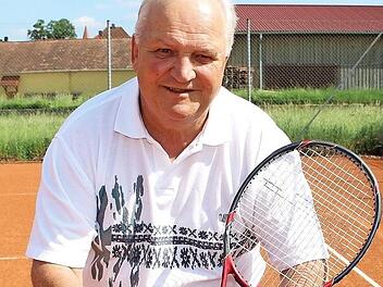 7788 Wenn es seine Zeit erlaubt spielt Georg Mönius Tennis auf dem Gelände des SC Hertha Aisch