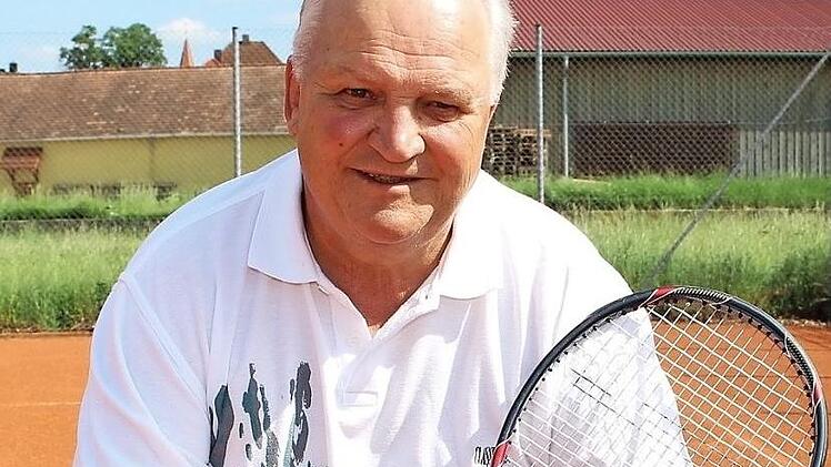 7788 Wenn es seine Zeit erlaubt spielt Georg Mönius Tennis auf dem Gelände des SC Hertha Aisch