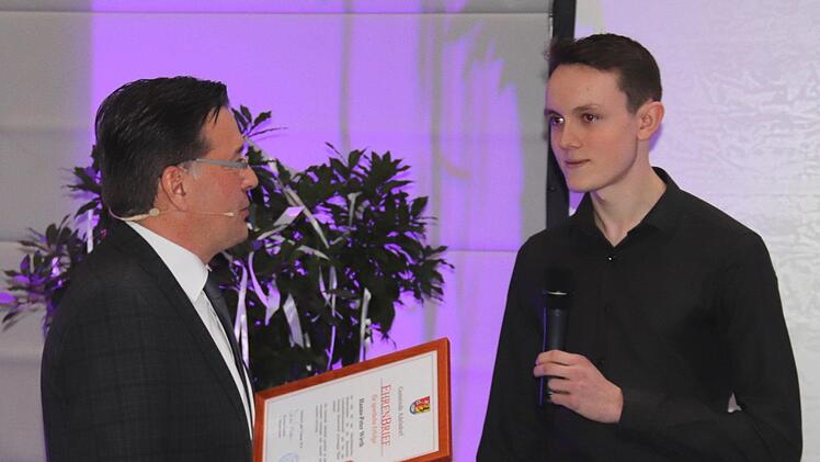 Der aufstrebende Sportler Hanns-Peter Wirth mit dem Bürgermeister.