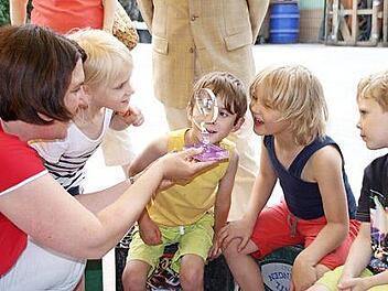 Kinderhausleiterin Steffi Beck zeigt den Kindern den "Forschergeist", mit dem sie für das Projekt "Die Vermessung der Welt" als Landes- und Bundessieger wurden. Fotos: Christiane Lehmann