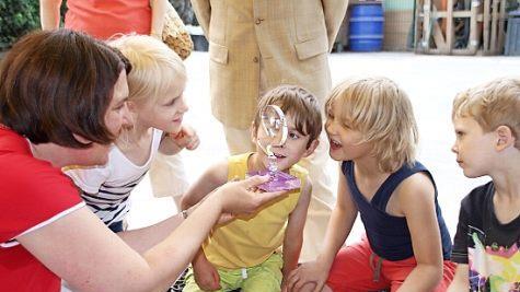 Kinderhausleiterin Steffi Beck zeigt den Kindern den "Forschergeist", mit dem sie für das Projekt "Die Vermessung der Welt" als Landes- und Bundessieger wurden. Fotos: Christiane Lehmann