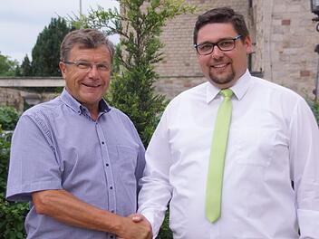 Die Bürgernahe Liste Ebelsbach  nominierte  einstimmig ihren Vorsitzenden Andreas Hoch (rechts) zum Bürgermeisterkandidaten. Der Amtsinhaber Walter Ziegler wünschte dem 31-Jährigen viel Erfolg bei der Kommunalwahl 2020.  Sabine Weinbeer