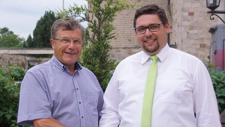 Die Bürgernahe Liste Ebelsbach  nominierte  einstimmig ihren Vorsitzenden Andreas Hoch (rechts) zum Bürgermeisterkandidaten. Der Amtsinhaber Walter Ziegler wünschte dem 31-Jährigen viel Erfolg bei der Kommunalwahl 2020.  Sabine Weinbeer