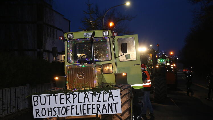 Buntgeschmückte Traktoren fahren durch Hof