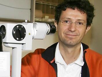 Augenarzt René Woytinas hat nicht nur das Auge, sondern den gesamten Körper im Blick. Foto: Sonja Adam