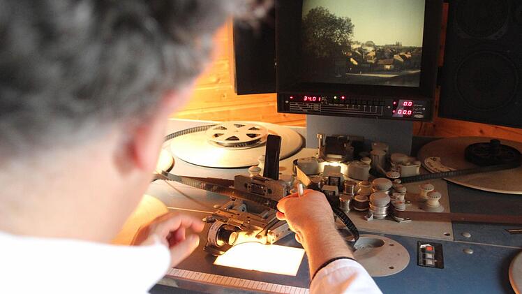 Kopf- und Handarbeit zugleich: Bevor Jürgen Schäfer den alten Film schneidet, überlegt er sich genau, wo die beste Stelle dafür ist. Auch Derrick- und Tatort-Filme hat er an diesem historischen Schneidpult bearbeitet.