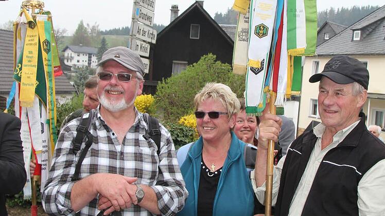 Der Obmann des Zeyerner Frankenwaldvereins Werner Hempfling, Sonja Hempfling und Sepp Huber freuen sich mit ihren Mitwanderer Rudi Muschick, Claudia Hermann und Rudolf Hanft (im Hintergrund), dass sie den Weg nach Grafengehaig so gut gemeistert haben.