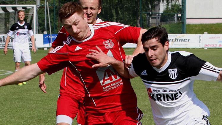 Zweikampf zwischen Dinis Ribeiro (rechts) und Sebastian Markert.