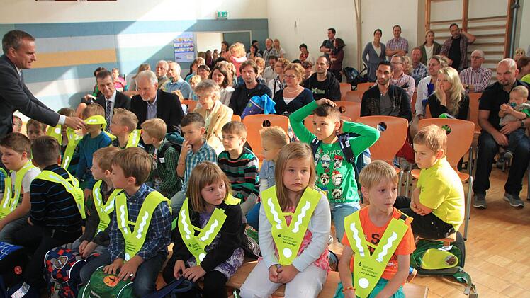 Übergabe der Sicherheitsdreiecke zum Schulanfang 2014 in Münnerstadt. Fotos: Paul Ziegler/Heike Beudert