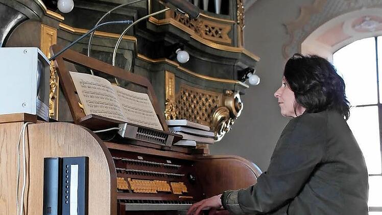 Cornelia Helfricht demonstriert das Potenzial und die Klangfülle der Stadtsteinacher Strebel-Orgel. Foto: Peter Müller