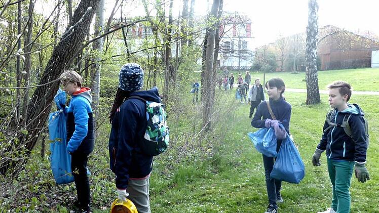 Die blauen Müllsäcke der Schüler füllten sich schnell. Foto: Richard Sänger