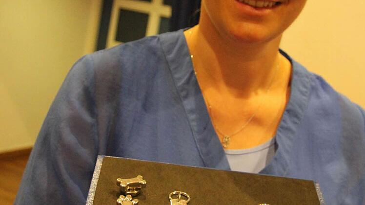 Tanja Kaiser aus Hof verkauft Manetschmuck für den Hund und ist überzeugt, dass man mit dem Schmuck die Selbstheilungskräfte anregen kann. Foto: Sonny Adam