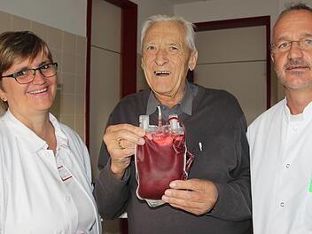 Ohne Spenderblut wäre Franz Romeis schon tot. So aber hat der Rentner noch viel Spaß und Freude am Leben. Mit ihm freuen sich seine Ärzte Elisabeth Göbel und Thomas Rötzer.  Foto: Diana Fuchs