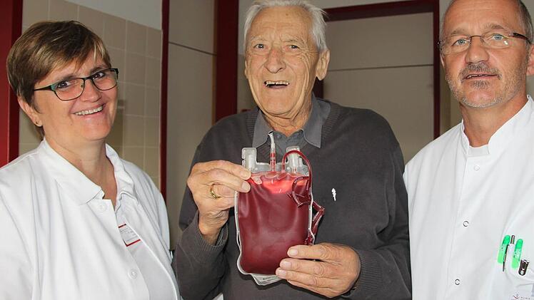 Ohne Spenderblut wäre Franz Romeis schon tot. So aber hat der Rentner noch viel Spaß und Freude am Leben. Mit ihm freuen sich seine Ärzte Elisabeth Göbel und Thomas Rötzer.  Foto: Diana Fuchs