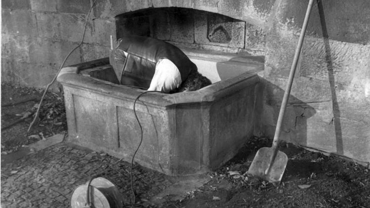 Im Jahr 1984 machte der zum Blumentrog umfunktionierte Brunnen im kleinen Rosengarten Ärger. Der Grund: der Abfluss ist verstopft und muss gereinigt werden.Foto: CT-Archiv