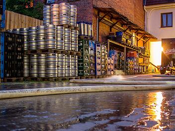 Weil der Drucklüfter, der den Ammoniak aus dem Brauerei-Gebäude beförderte, mit Wasser angetrieben wird, entstanden nicht nur im Hof reichlich Pfützen. Rasch lief es auch auf die angrenzende Friesener Straße. Foto: Marian Hamacher
