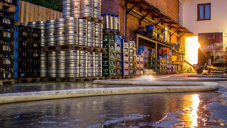 Weil der Drucklüfter, der den Ammoniak aus dem Brauerei-Gebäude beförderte, mit Wasser angetrieben wird, entstanden nicht nur im Hof reichlich Pfützen. Rasch lief es auch auf die angrenzende Friesener Straße. Foto: Marian Hamacher