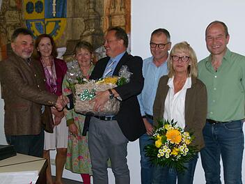 Udo Siegel ist seit zehn Jahren Bürgermeister in Großheirath. Deswegen gratulierten ihm (von links): Wolfgang Schultheiß, Gabriele Möslein-Treiber, Cornelia Faber-Kempf, Udo Siegel, Roland Schultheiß, Ulrike Gunsenheimer und Elmar Schramm. Foto: Lothar Böhnel