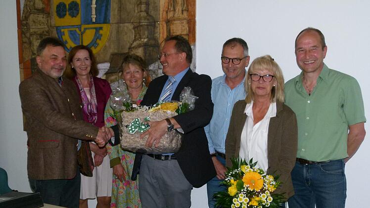 Udo Siegel ist seit zehn Jahren Bürgermeister in Großheirath. Deswegen gratulierten ihm (von links): Wolfgang Schultheiß, Gabriele Möslein-Treiber, Cornelia Faber-Kempf, Udo Siegel, Roland Schultheiß, Ulrike Gunsenheimer und Elmar Schramm. Foto: Lothar Böhnel