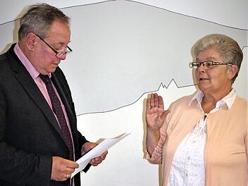 Bürgermeister Volker Schmiechen nahm Inge Winkler (SPD) den Amtseid ab.  Foto: Werner Reißaus