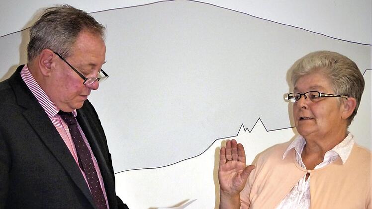 Bürgermeister Volker Schmiechen nahm Inge Winkler (SPD) den Amtseid ab.  Foto: Werner Reißaus