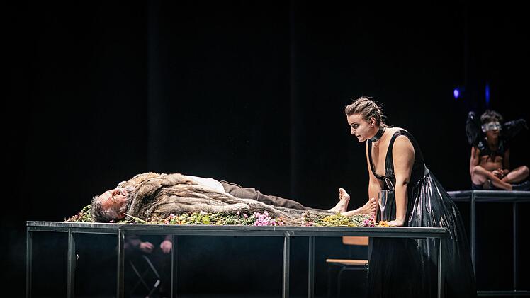 "Das Rheingold" von Richard Wagner feierte in der Regie von Alexander Müller-Elmau Premiere am Landestheater Coburg.Foto: Sebastian Buff
