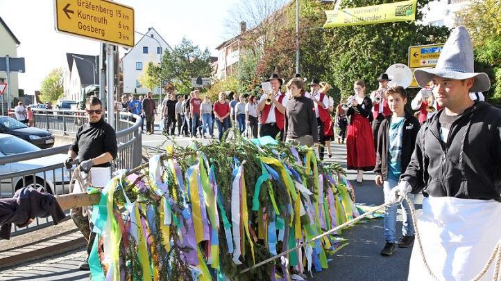 Der bunt geschmückte Kirchweihbaum wurde durch den Stadtteil gefahren. Fotos: Matthias Erlwein