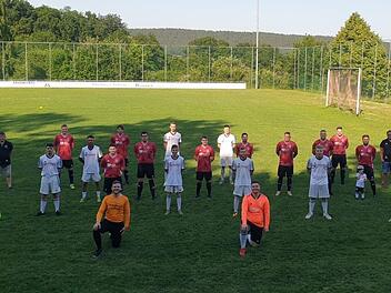 Das Meisterteam der SG Bad Bocklet/Aschach mit (vorne, von links) Christian Back, Jonas G&ouml;tz (2. Reihe, von links) Salieu Bah, Erick Henrichs, Tobias Kiesel, Pascal Kraus, Patrick Kraus, Kai Markard, Mauricio Beck sowie (3. Reihe, von links) TSV Bad Bocklet-Vorsitzender Thomas Kraus, Mehrdad Birak, Fabian G&ouml;tz, Benedikt Lorz, Stephan Buschbacher, Bastian Wende, Jan Blasek, Spielertrainer Jens Mammitzsch (hinten, von links) Nico Blasek, Tristan Schmid, Luis Sandwall, Nicklas Kubyschta, Pascal ...