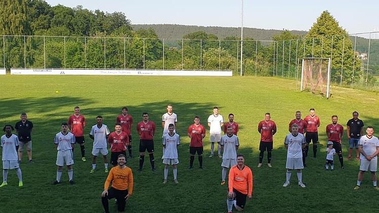 Das Meisterteam der SG Bad Bocklet/Aschach mit (vorne, von links) Christian Back, Jonas G&ouml;tz (2. Reihe, von links) Salieu Bah, Erick Henrichs, Tobias Kiesel, Pascal Kraus, Patrick Kraus, Kai Markard, Mauricio Beck sowie (3. Reihe, von links) TSV Bad Bocklet-Vorsitzender Thomas Kraus, Mehrdad Birak, Fabian G&ouml;tz, Benedikt Lorz, Stephan Buschbacher, Bastian Wende, Jan Blasek, Spielertrainer Jens Mammitzsch (hinten, von links) Nico Blasek, Tristan Schmid, Luis Sandwall, Nicklas Kubyschta, Pascal ...