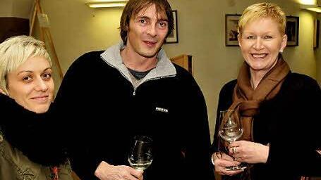 Was der Künstler denkt, lässt sich im netten Gespräch bei einem Glas Wein leicht rauskriegen. Brigitte Vierrether stößt mit Marc Kraemer an.