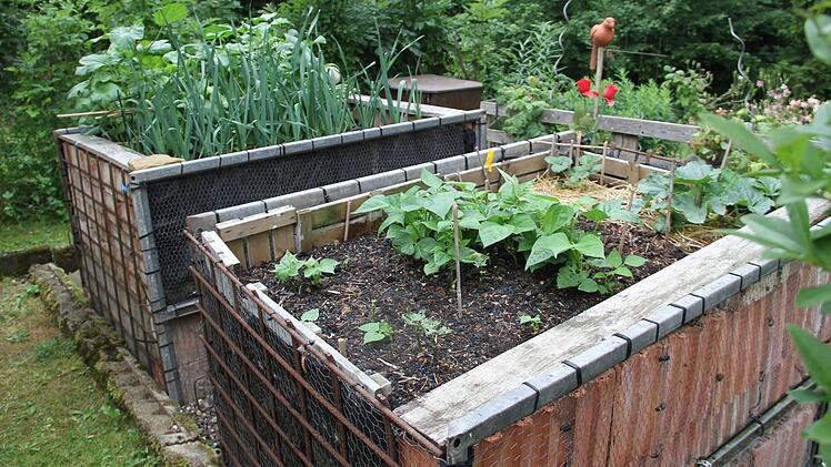 Bei Hans Haselmann fallen die aus verschiedenen Materialien gebauten Hochbeete ins Auge.