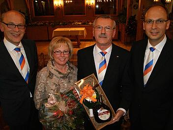 Fast 50 Jahre war Herbert Brust für die VR-Bank tätig. Ihn verabschiedeten Vorstandsvorsitzender Hans Beudert (links) und Vorstand Rainer Geis (rechts). Auch Ehefrau Renate Brust erhielt als Dank einen Blumenstrauß überreicht. Foto: Beatrix Lieb