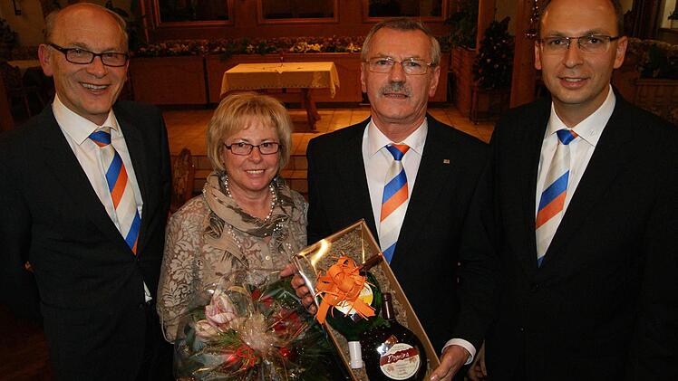 Fast 50 Jahre war Herbert Brust für die VR-Bank tätig. Ihn verabschiedeten Vorstandsvorsitzender Hans Beudert (links) und Vorstand Rainer Geis (rechts). Auch Ehefrau Renate Brust erhielt als Dank einen Blumenstrauß überreicht. Foto: Beatrix Lieb