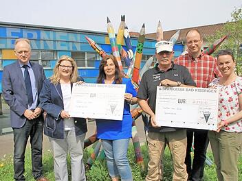 Bürgermeister Helmut Blank (links), Ulrike Freifrau von und zu der Tann (2. von links), Rektor Detlef Elsner (2. von rechts) und Elternbeiratsvorsitzende Tanja Verholen (rechts) nahmen die Spenden von Andrea Kratz und Joachim von Hippel (beide Pas-Team) entgegen. Foto: Heike Beudert