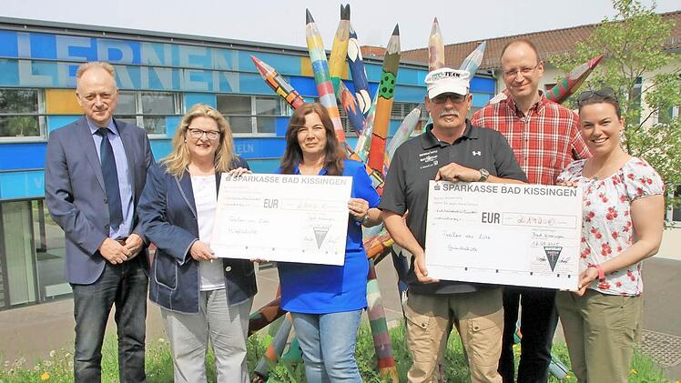 Bürgermeister Helmut Blank (links), Ulrike Freifrau von und zu der Tann (2. von links), Rektor Detlef Elsner (2. von rechts) und Elternbeiratsvorsitzende Tanja Verholen (rechts) nahmen die Spenden von Andrea Kratz und Joachim von Hippel (beide Pas-Team) entgegen. Foto: Heike Beudert