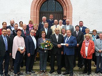 Viele Gäste hatte Fritz Schramm bei der Feier seines 80. Geburtstags. Unser Bild zeigt den Jubilar (vorne, Mitte) zusammen mit Pfarrerin Heidrun Hemme und Bürgermeister Werner Burger im Kreise der Familie und weiterer Gratulanten. Foto: Klaus-Peter Wulf