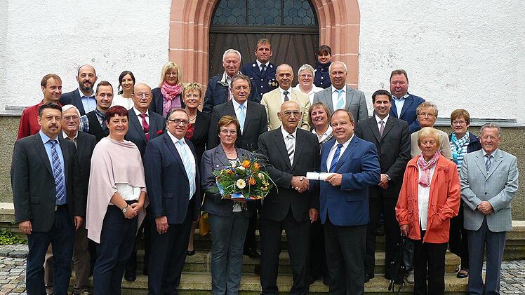 Viele Gäste hatte Fritz Schramm bei der Feier seines 80. Geburtstags. Unser Bild zeigt den Jubilar (vorne, Mitte) zusammen mit Pfarrerin Heidrun Hemme und Bürgermeister Werner Burger im Kreise der Familie und weiterer Gratulanten. Foto: Klaus-Peter Wulf