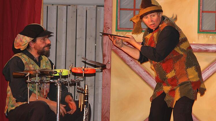 Percussion-Musiker Gieselbert Hoffmann und Xirxe Gabi Mohr (rechts) zeigten ihre professionellen schauspielerischen Fähigkeiten.