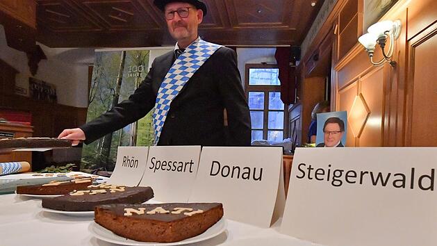 Bef&uuml;rworter eines Nationalparks im Steigerwald haben vor kurzem in einem Sketch das Verteilen des Nationalparkkuchens im Freistaat nachgespielt.  Foto: Ronald Rinklef