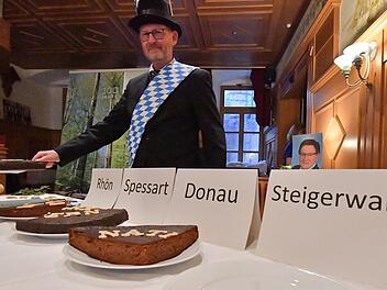 Befürworter eines Nationalparks im Steigerwald haben vor kurzem in einem Sketch das Verteilen des Nationalparkkuchens im Freistaat nachgespielt.  Foto: Ronald Rinklef