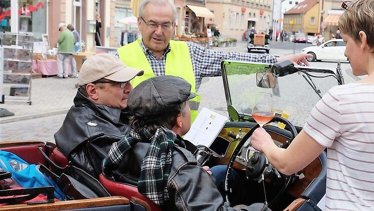 Fragen über Wein stellte Winzerin Ulrike Lange. Organisatorische Begleitung leistete der ansässige Automobil- und Motorsportclub AMSC.
