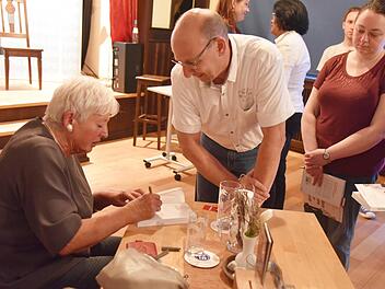 Renate Schmidt signiert im Münchner Hofbräu ihr Buch "Ein Mann ist keine Altersvorsorge". Foto: Gabi Arnold
