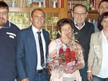 Goldene Hochzeit im Hause Kauper - von links: Sohn Marcus, Zweiter Bürgermeister Alexander Wunderlich, Marianne und Heinz Kauper, Tochter Daniela mit Lebenspartner William Limmer. Foto: Werner Reißaus