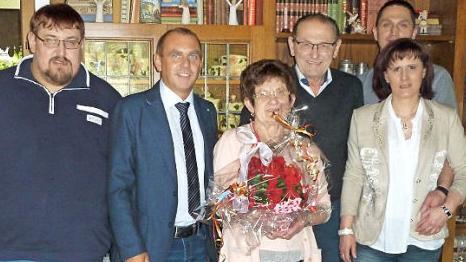 Goldene Hochzeit im Hause Kauper - von links: Sohn Marcus, Zweiter Bürgermeister Alexander Wunderlich, Marianne und Heinz Kauper, Tochter Daniela mit Lebenspartner William Limmer. Foto: Werner Reißaus