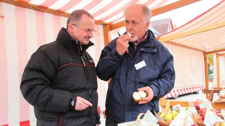 Harald Helmreich und  (r.) G&uuml;nter Grimm bestimmten Apfelsorten.