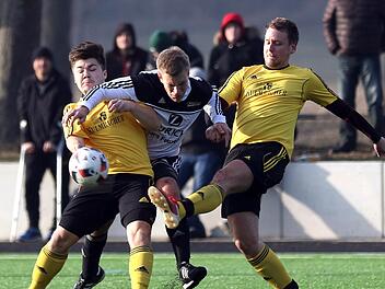 Maximilian Tranziska (wei&szlig;es Trikot) bewies gegen den VfB Einberg nicht nur in dieser Szene Durchsetzungsverm&ouml;gen. Als Mittelfeldspieler ist er der Stratege bei Aufsteiger TSVfB Krecktal. Foto: Timo Geldner