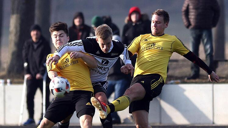 Maximilian Tranziska (wei&szlig;es Trikot) bewies gegen den VfB Einberg nicht nur in dieser Szene Durchsetzungsverm&ouml;gen. Als Mittelfeldspieler ist er der Stratege bei Aufsteiger TSVfB Krecktal. Foto: Timo Geldner